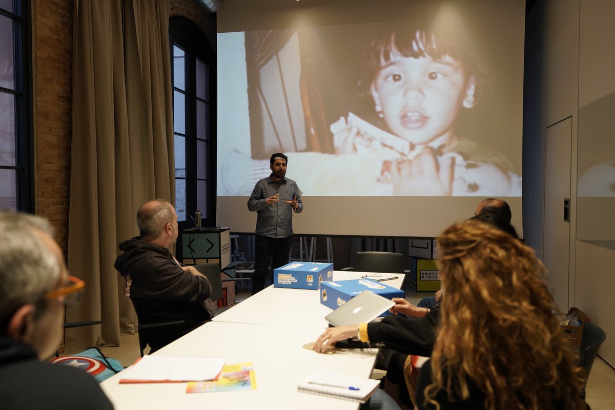 equitatorg's tweet photo. Tallers que programen oportunitats 👩🏽💻
➡️ Imagina, programa i comparteix! @SusannaTuset @scratchcatala
➡️ (Video)Jocs Crítics @CosiCosaTech
➡️ Trenquem la barrera de les pantalles @ScratchJTactile @RogerOlivella @SistemaTHEAD
➡️ Noies que milloren el món @TechnovationCat https://t.co/Lp0T3XlmLp