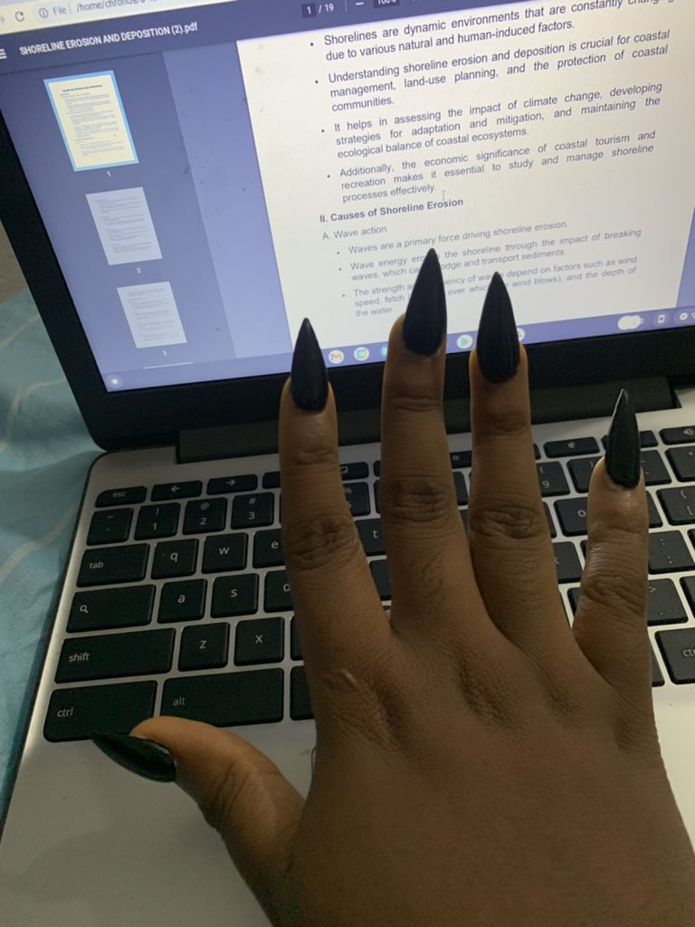 Would you rock BLACK STILETTO NAILS?🖤