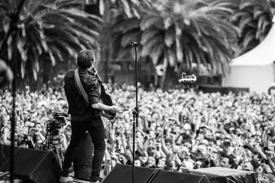 ¡Vuela alto Lino Nava! ⚡️

Uno de los mejores guitarristas en la historia del rock mexicano y latinoamericano. Pieza fundamental de bandas legendarias como Raxas y claro está: La Lupita. Lino Nava ha partido pero nos ha dejado un increíble legado que seguirá tocando nuestros