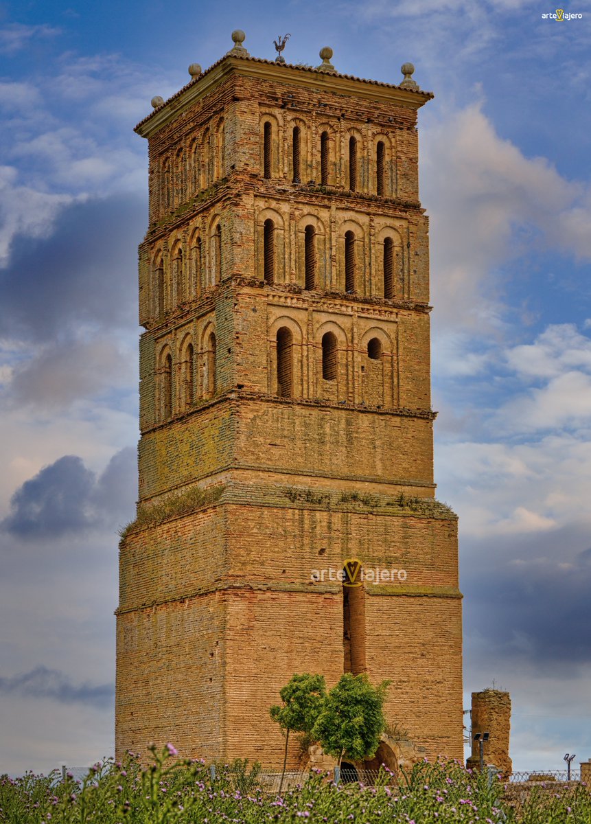 Esta maravillosa torre mudéjar de 28 metros de altura, conocida como el 'Faro de Campos', es lo que queda de la desaparecida iglesia de San Pelayo (S. XIV-XVI) de Villavicencio de los Caballeros (#Valladolid).
#FelizMiercoles #photography