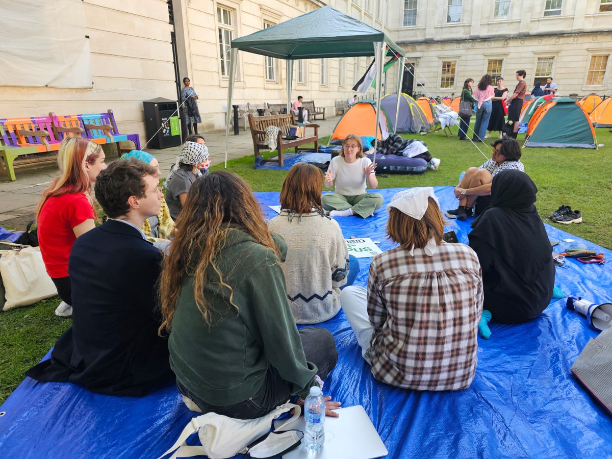We held a workshop on divestment today at the UCL encampment with @UCLS4J 🇵🇸 It was brilliant to discuss strategy, and build a movement to kick #ApartheidOffCampus for good!