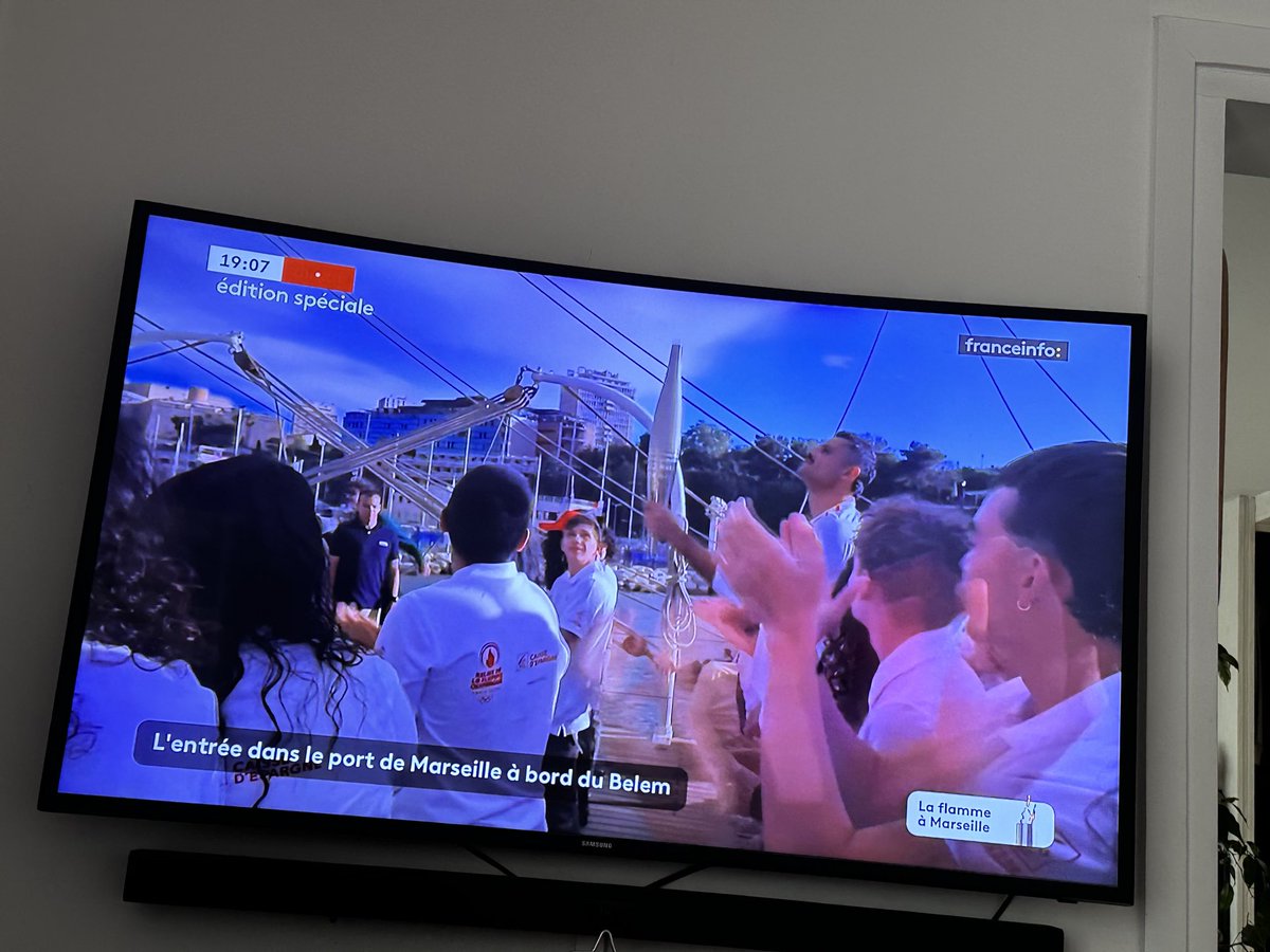 ⁦<a href="/CDF_Commercants/">CommerçantsdeFrance</a>⁩ Marseille notre si belle ville, 8, mai 2024
Grand jour de victoire pour notre pays l’arrivée en france de la flamme olympique notre président et Brigitte sont là.
Grand jour de rassemblement de notre population pour vivre les JO au sein de notre capitale