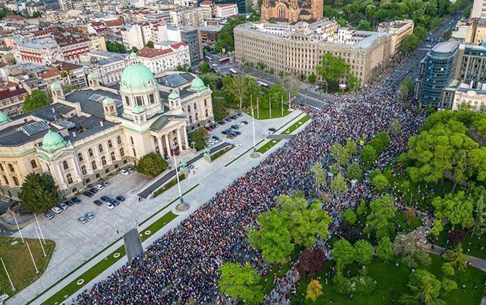 Zbog zločina 3. i 4. maja 2023. građani su masovno izašli na ulice 8. maja. Na protestima su iznešeni zahtevi. Da ih se podsetimo. Vlast je zahteve ignorisala, opozicija nije istrajala u njihovom ispunjenju. Sistem je potpuno zakazao i zahtevi građana su zaboravljeni. Suština je…