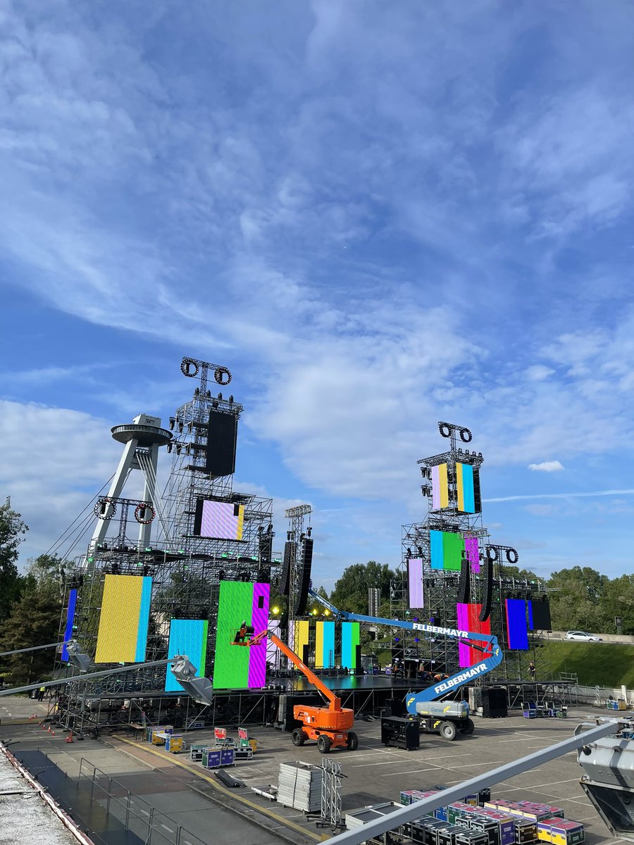 The stage is almost set for Sunday’s FREE concert in Bratislava! @DrBrianMay @StarmusFestival @ESET #bridgefromthefuture