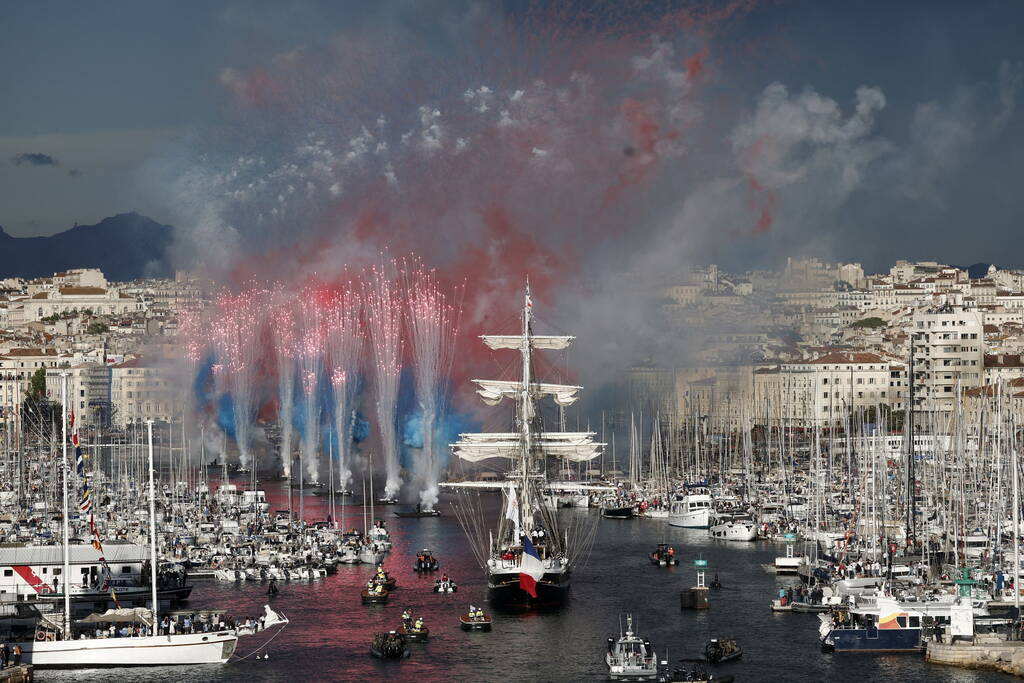 🔴 EN DIRECT JO de #Paris2024 : Brandie par Florent Manaudou, la flamme olympique débarque à Marseille dans un déluge de confettis Lire : bit.ly/3URA7UL