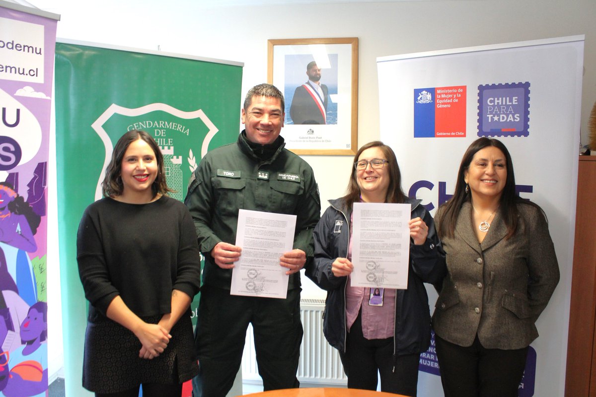 MinjudhMagallan's tweet photo. La Seremi @michellepeutat asiste a firma de convenio @PRODEMU-@Gendarmeria_CL, en el marco del trabajo de Mesa Técnica +R, a través del cual se potenciarán talleres laborales a mujeres privadas de libertad en pos de fomentar un emprendimiento asociativo, entre otros beneficios. https://t.co/wi7L3SiPyd