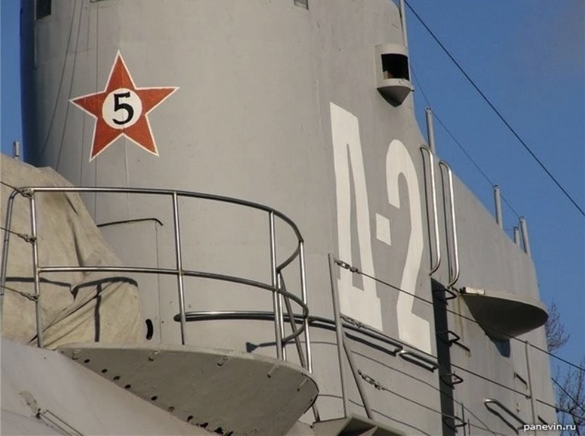 8 мая 1989 г. В Ленинграде установлена на место вечной стоянки на Шкиперском протоке подводная лодка Д-2 «Народоволец» (класс Д — «Декабрист»).
