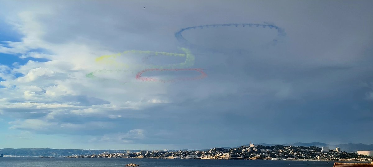 Les anneaux olympiques se dessinant dans le ciel de #Marseille...