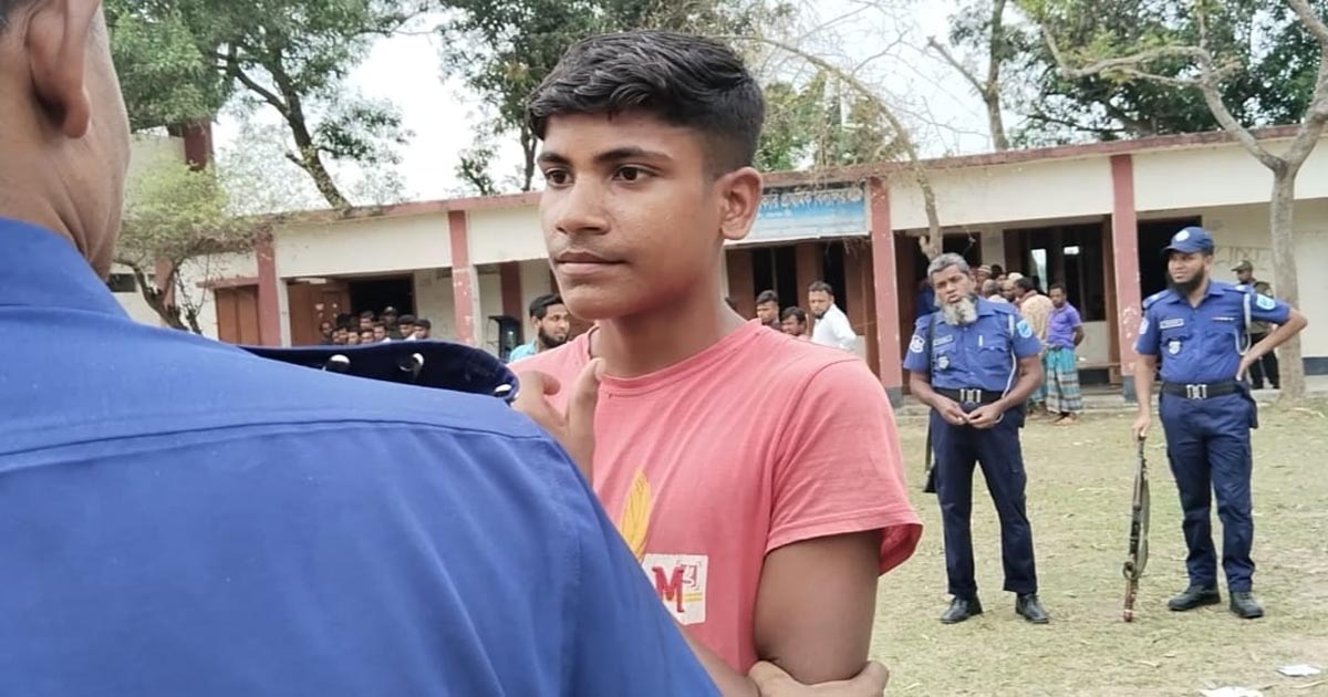 বাবার জাল ভোট দিতে গিয়ে ছেলে আটক