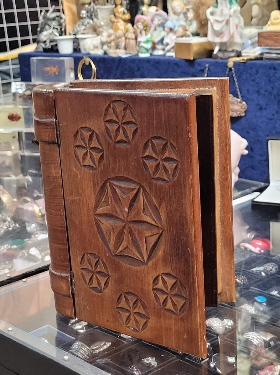 Is it a book or a box, both! Collectable Curios quirky wooden box at our stalls in St George's, don't forget to look at the shelf under the stall this is where we have lots of vintage and unusual boxes for sale.

info@collectablecurios.co.uk

#WoodenBox #StGeorgesMarketBelfast