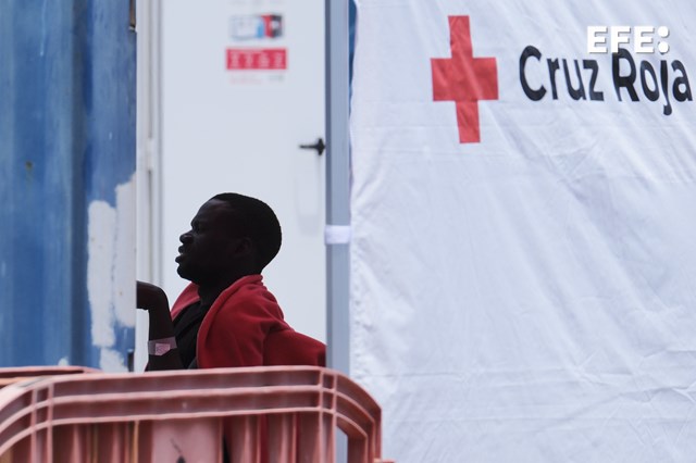 Cuatro hospitalizados entre los 52 varones que iban a bordo de un cayuco rescatado al sur de #Tenerife . La embarcación se hundió después de que Salvamento Marítimo trasvasara a sus ocupantes a la Salvamar Alpheratz. 📸 EFE/Alberto Valdés efe.com/canarias/2024-…