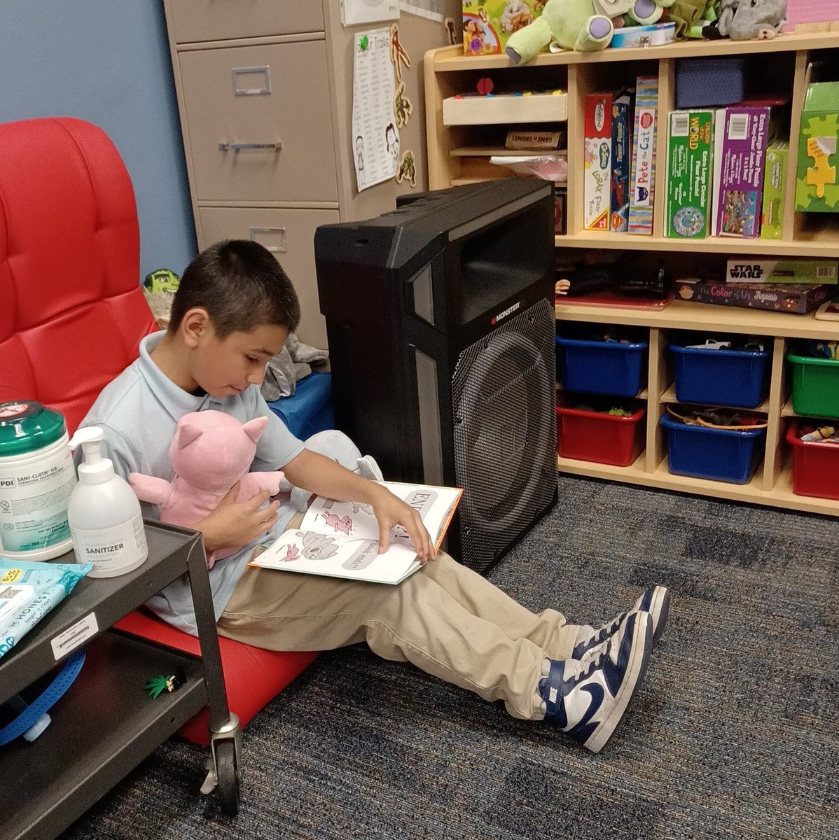 Sometimes, our @ReesStars lunch bunch time is a good time to catch up on a favorite book #ElephantAndPiggieRocks