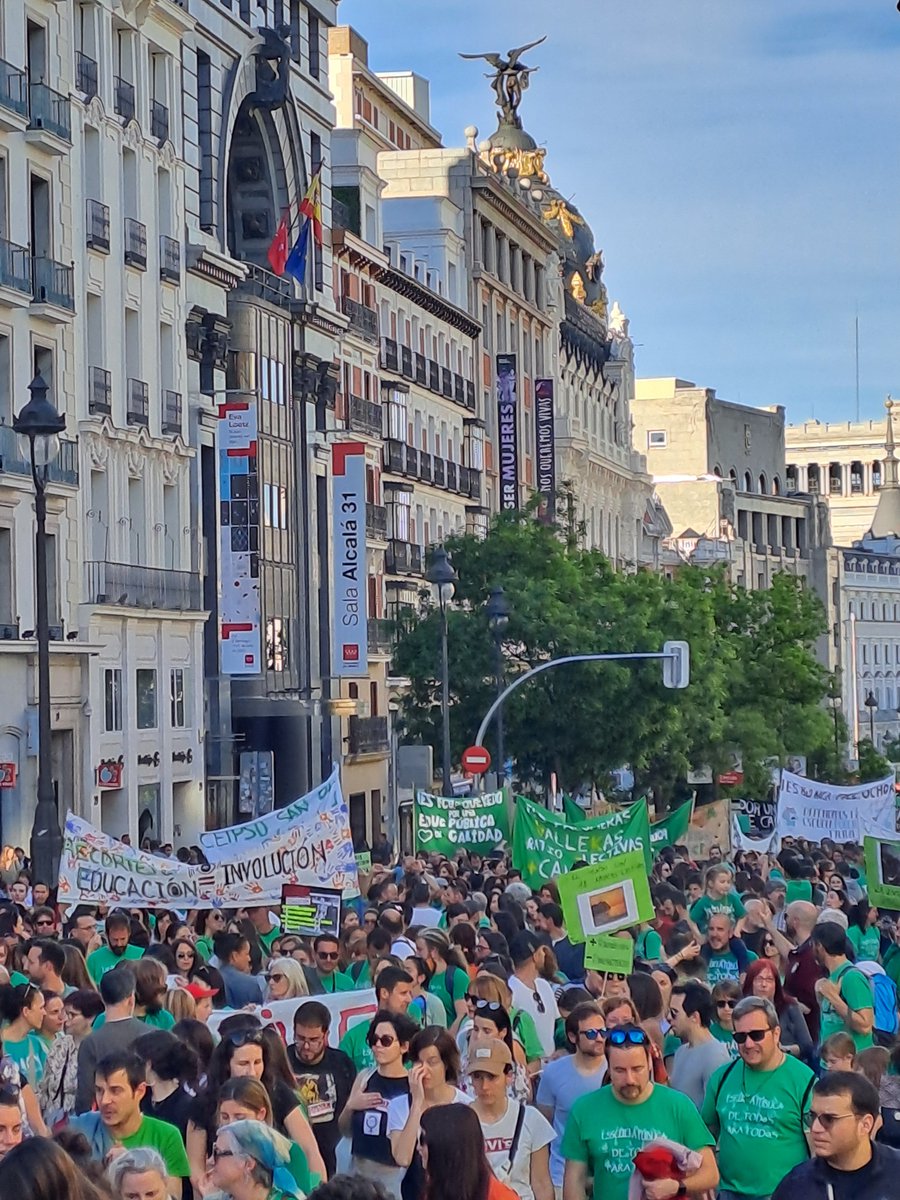 Menoslectivas's tweet photo. Las asambleas de colegios e institutos con las pancartas en alto #TodasJuntasALaHuelga https://t.co/vfLRo4ha2I