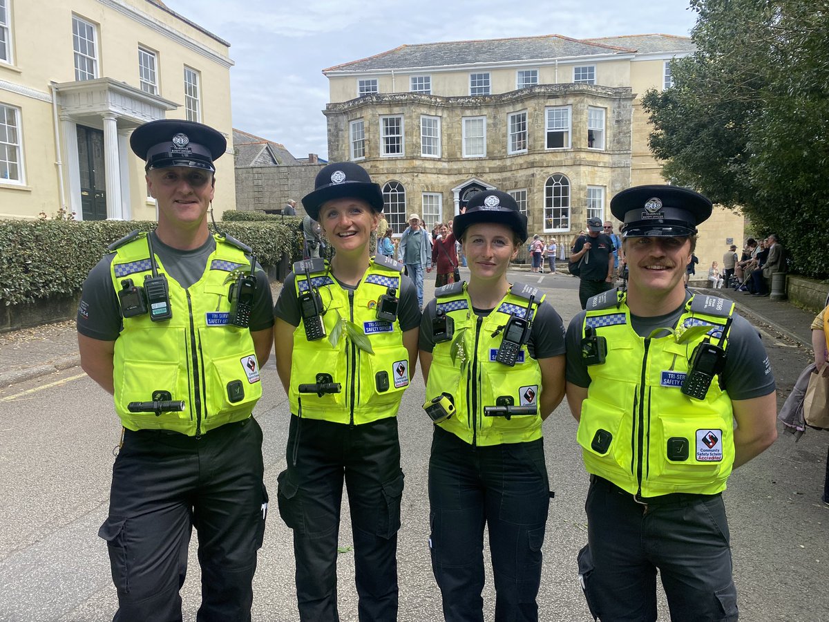 Out and about for Helston Flora Day, joined my some of my other Tri-Service colleagues @StDennisTSSO @CallingtonTSSO @CambornePolice @CornwallFRS @FalmouthPolice @DC_PoliceCSAS @swasFT 🚒🚓🚑🕺💃a truly wonderful event ☀️👍