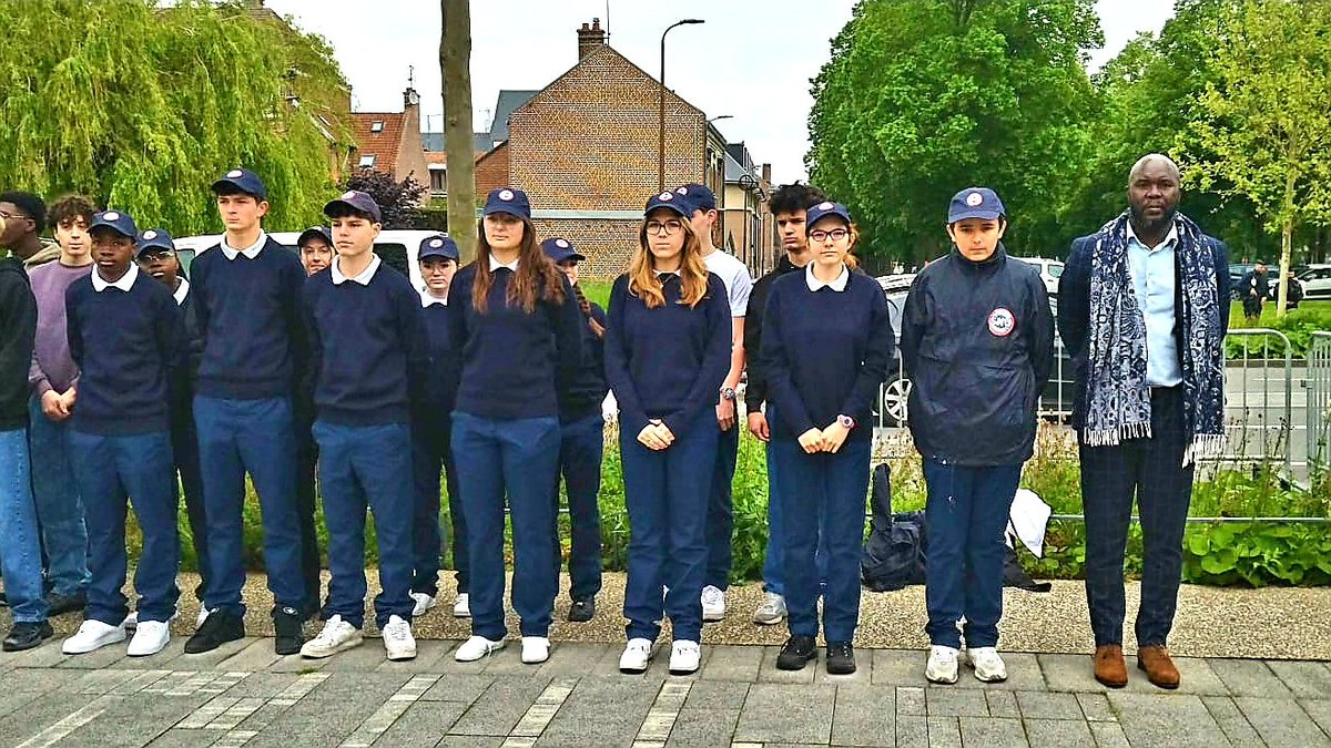 #8mai1945. Des élèves de l'école Les Violettes et de la chorale du collège Amiral Lejeune ainsi que des jeunes volontaires @snujemengage ont participé, aux côtés de N. Simonet, #Daasen80, à la cérémonie de #commémoration. @Prefet80 @AcAmiens @sdis80 @Somme_fr @AmiensMetropole