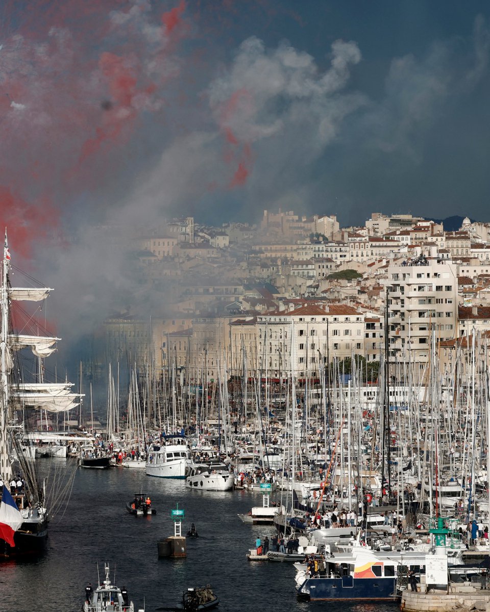 Le feu d’artifice accompagnant l’arrivée de la flamme olympique dans le Vieux-Port de Marseille.

Photo : Reuters