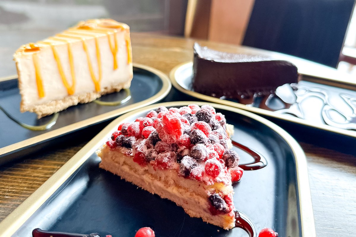 Bear_Creek's tweet image. Exciting news at The Grille! New menu launch and dining on the deck starts today! Indulge in delicious dishes like Colony Stuffed Pork Chop, Seared Cape Cod Scallops, and more. Make your reservations now for an unforgettable dining experience!  #eatsatbearcreek #thegrille