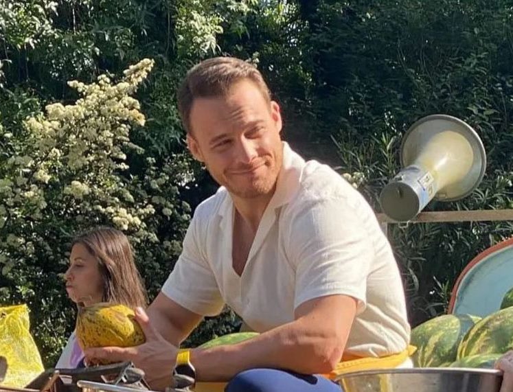 So the big question is: Did this new haircut come after the shooting of #MaviMağara or will we have short haired Cem in part of the film? 🤔😉 #KeremBürsin