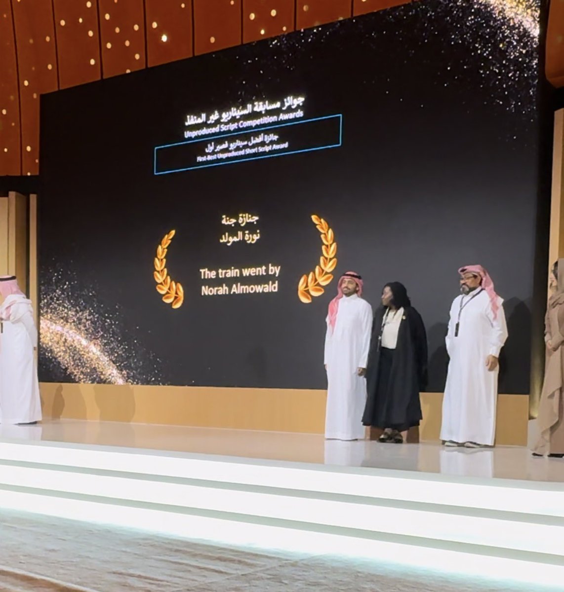 Notionssa's tweet image. نعلن في هذه اللحظة حصولنا على المركز الأول كأفضل نص قصير غير منفذ في #مهرجان_أفلام_السعودية

نصنا القصيرة : 
جنازة جنة 
للكاتبة المبدعة نورة المولد