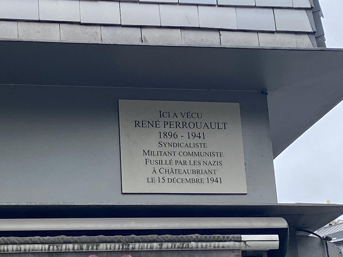 Comme chaque 8-mai, d’abord en @Mairie10Paris avec @ACORDEBARD et les élu.e.s de #Paris10, puis aux côtés de l’amicale de Châteaubriant pour rendre hommage à René Pereouault et Jean Poulmarch, deux militants communistes qui ont donné leur vie pour que nous vainquions le nazisme.