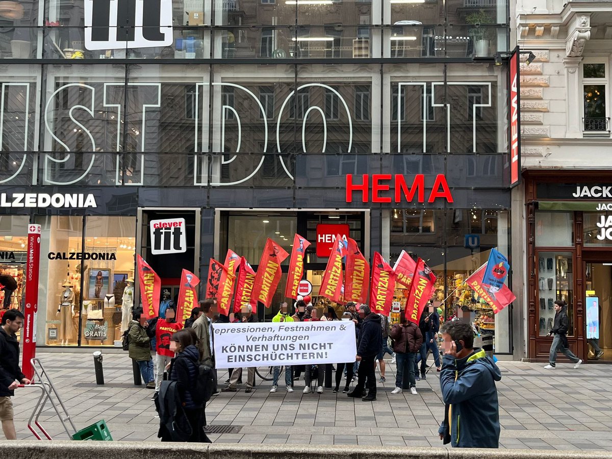 AVUSTURYAPARTZ1's tweet photo. Avusturya’nın başkenti Viyana’da 1 Mayıs 2024 Taksim meydanında direnç gösteren ve tutuklanan devrimciler için aralarında PARTİZAN’ın da olduğu devrimci demokrat kurumlar tarafından dayanışma eylemi gerçekleştirildi. https://t.co/gSpZNcxwgt