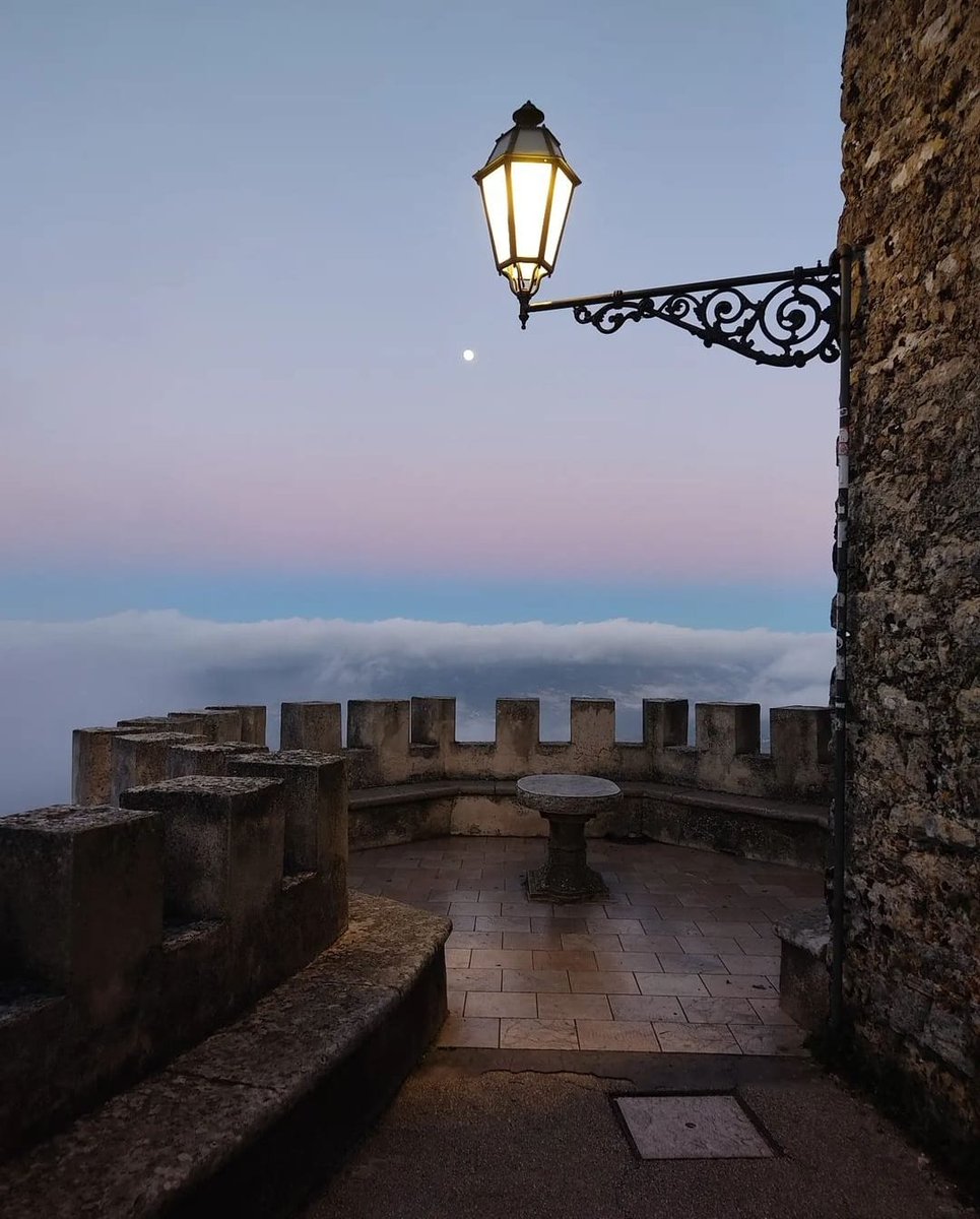 Passeggiata sulle nuvole di sera. 📸Erice #8maggio #buonaserata #GoodEvening