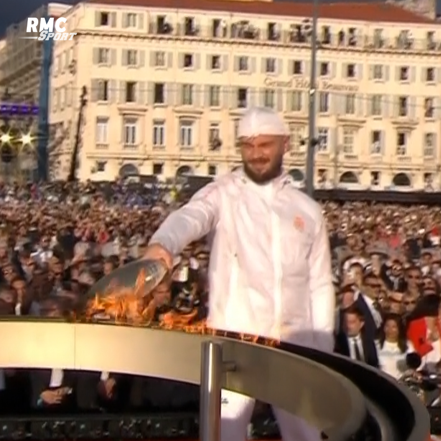 RMCsport's tweet photo. 🇫🇷 La flamme olympique est allumée par... Jul ! 

https://t.co/s9vSx3ALzp https://t.co/JZX5JyyGhq