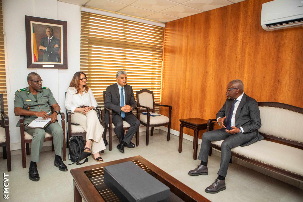 Productive talks on advancing the AdaptWAP Project and bolstering collaboration between @OSS_coms and the Republic of Benin! The Minister of Environment and Transport hosted a delegation from @OSS_comms, paving the way for impactful partnerships. #AdaptWAP #Benin