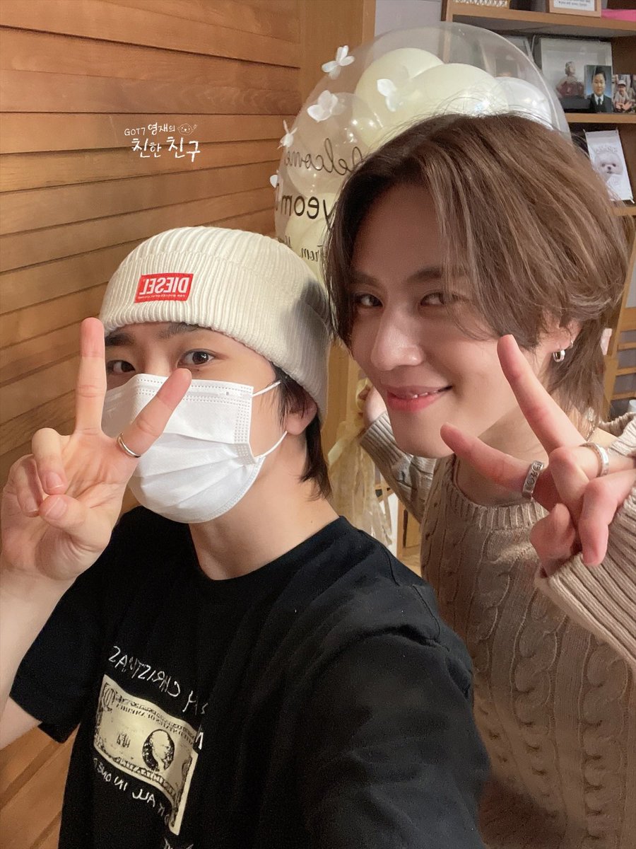 mbcbf_ever's tweet image. 🦦친친🦦
#갓세븐 #친친 #달디 #겸디

먼저 자러간 쏠메들 다 돌아오게 만든
오늘의 깜짝게스트는 바로바로 ✨달디✨
달겸즈의 꺄르르르 방송 즐거웠달 🦦💚