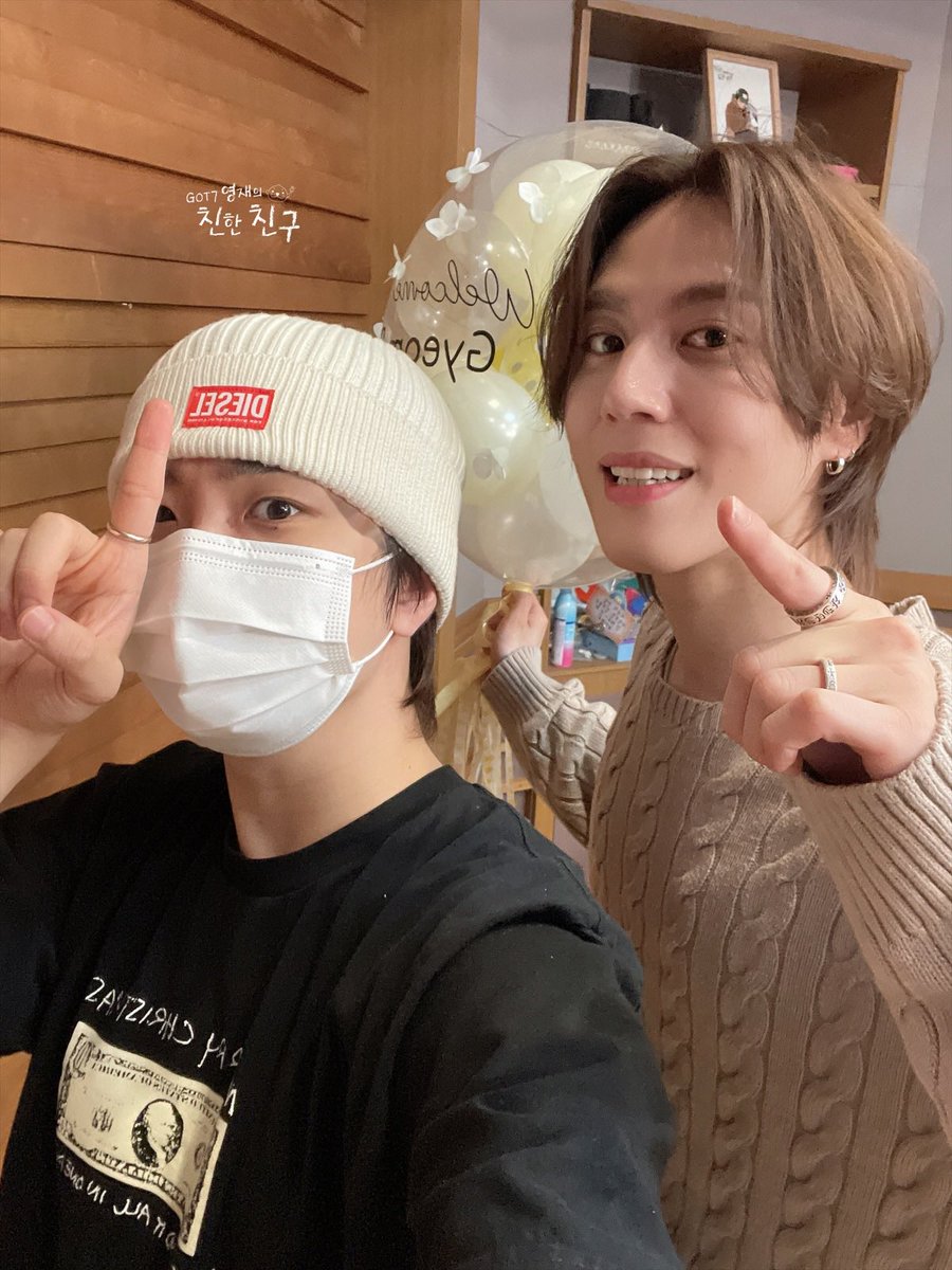 mbcbf_ever's tweet image. 🦦친친🦦
#갓세븐 #친친 #달디 #겸디

먼저 자러간 쏠메들 다 돌아오게 만든
오늘의 깜짝게스트는 바로바로 ✨달디✨
달겸즈의 꺄르르르 방송 즐거웠달 🦦💚