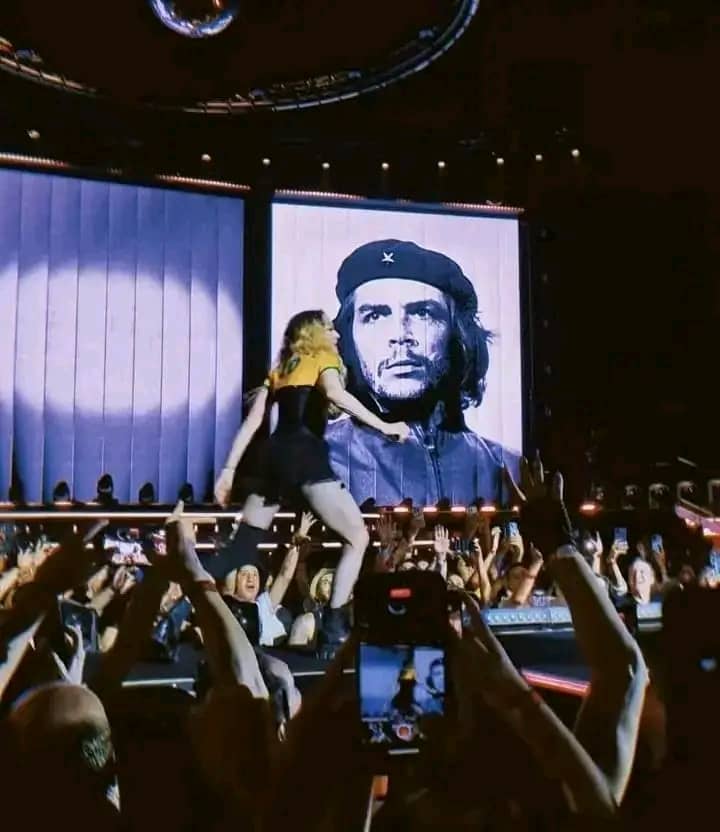 Frente a 1.6 millones de fanáticos, Madonna muestra su admiración por el Che. Por mucho que lo han intentado, no han podido detener su ejemplo: Che vive!!! #ChePorSiempre #DeZurdaTeam #IzquierdaPinera