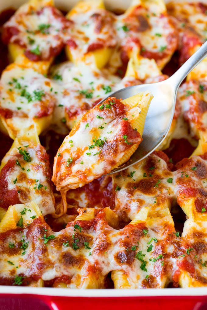 Classic Stuffed Shells! dinneratthezoo.com/stuffed-shells…