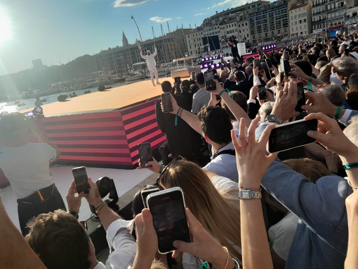 🔥🔥🔥 Le rappeur le plus streamé de France #Jul allume le chaudron olympique ! 'Merci la zone ! GROSSSE FORCE À MARSEEEEILLE !' 👽💙🤍 👉 Notre direct : lamarseillaise.fr/societe/vivez-…