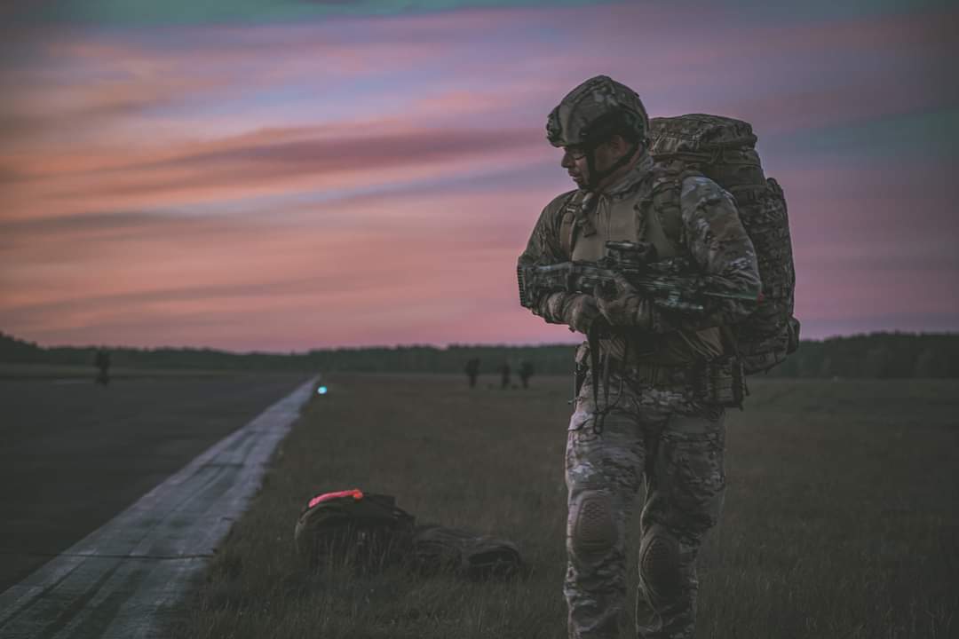 About 500 paratroopers assigned to the Polish 🇵🇱 6th Airborne Brigade @_6BPD_ along with Czech 🇨🇿 43rd Airborne Regiment conducted a Joint Forcible Entry at Drawsko Combat Training Center #DCTC, Poland 🇵🇱 as part of #SwiftResponse 24 exercise, May 7, 2024. #DEFENDEREurope