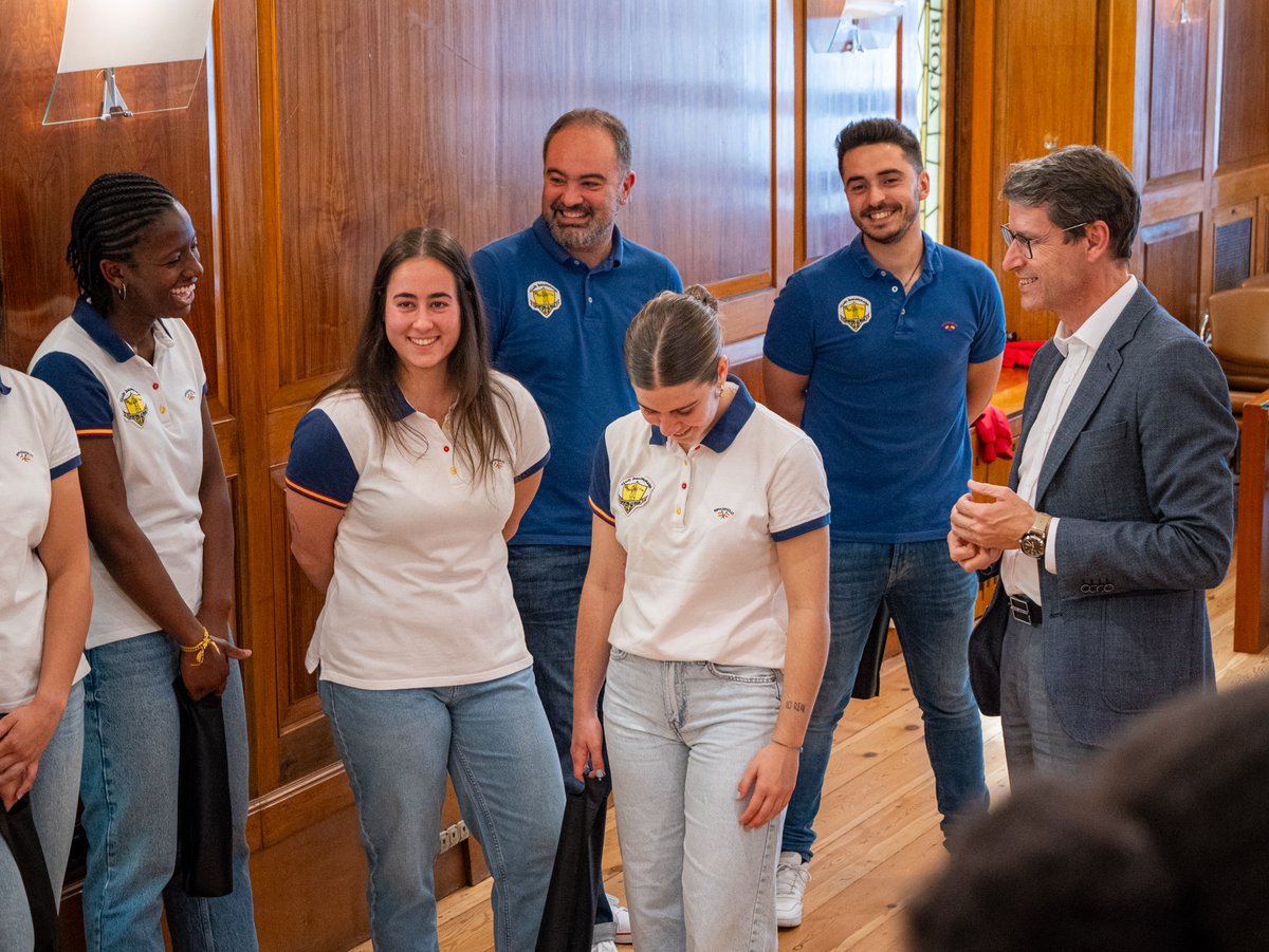 Haro_Digital's tweet photo. 📸 El presidente del Gobierno de La Rioja, Gonzalo Capellán, recibe a jugadoras y cuerpo técnico del Grafometal @SportingLR tras su ascenso a la Liga Guerreras Iberdrola https://t.co/GVnVd5EvED