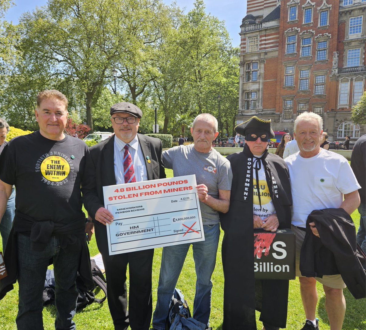 It has been a great day campaigning with #PensionJustice4Miners activists in Westminster. I look forward to raising the issue in the Commons Chamber tomorrow when I lead a debate on Justice for Miners and Mining Communities. @Jeremy_Hunt the Miners want their money back⛓️‍💥