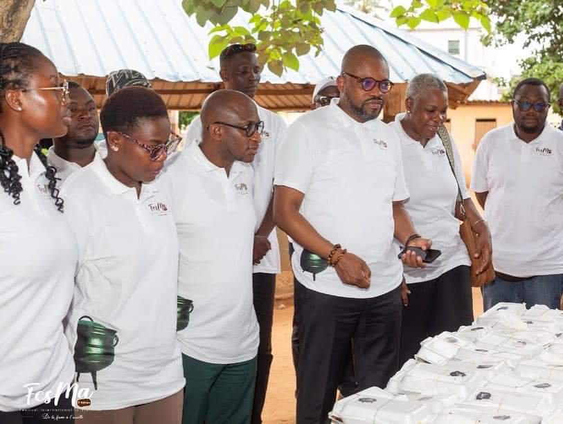 Fesma_2022's tweet photo. Le #FESMA, c'est aussi des instants de partage, de communion et de célébration du vivre- ensemble. 

Le staff s'est rendu ce 07 mai à l'école des sourds-muets d'Ephphata à Lomé, pour offrir aux élèves des repas chauds et partager avec eux un moment empreint de convivialité.❤️🫶🏾 https://t.co/xjpjoZ8DeJ