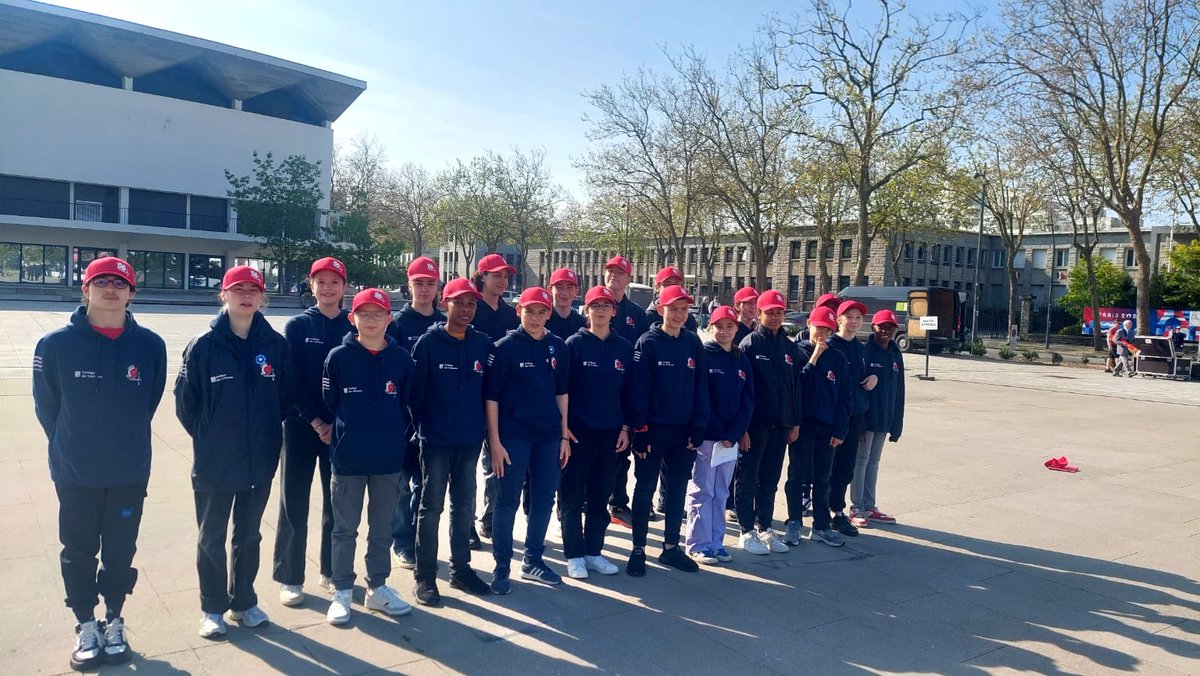 ClgTrefaven's tweet photo. Les cadets de la sécurité du @ClgTrefaven étaient présents ce matin place Glotin pour la célébration du 79e anniversaire de la victoire de 1945. 

@Prefet56 @VilledeLorient https://t.co/i9Bs3QAYSz