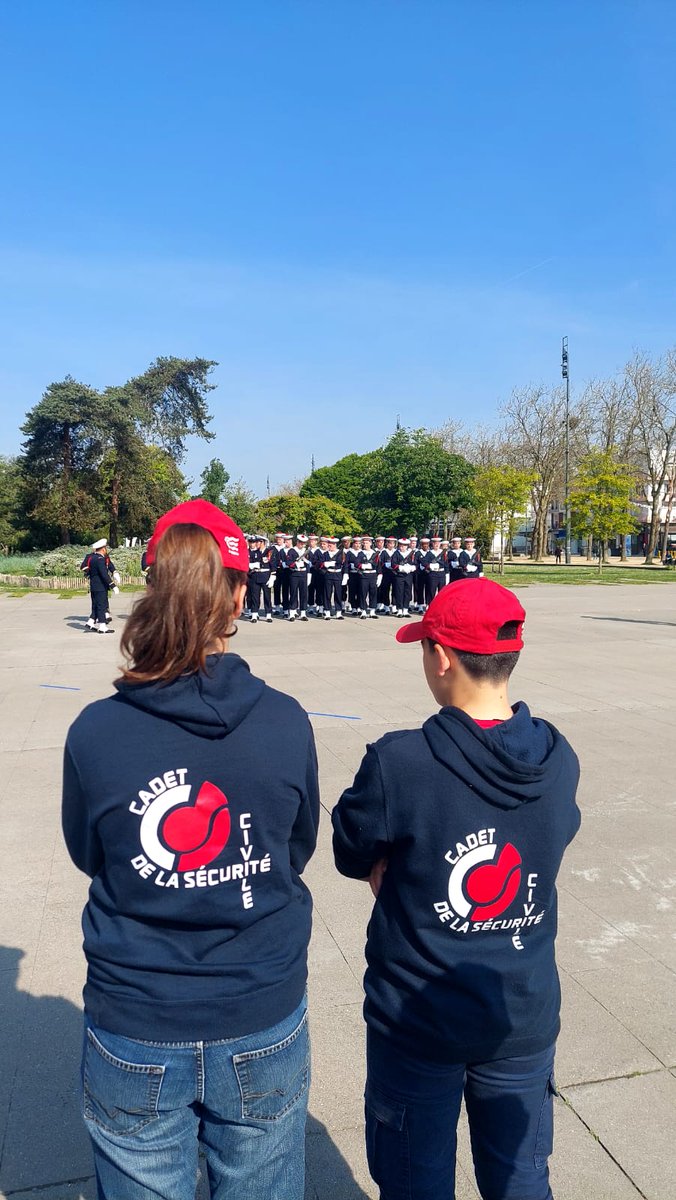ClgTrefaven's tweet photo. Les cadets de la sécurité du @ClgTrefaven étaient présents ce matin place Glotin pour la célébration du 79e anniversaire de la victoire de 1945. 

@Prefet56 @VilledeLorient https://t.co/i9Bs3QAYSz
