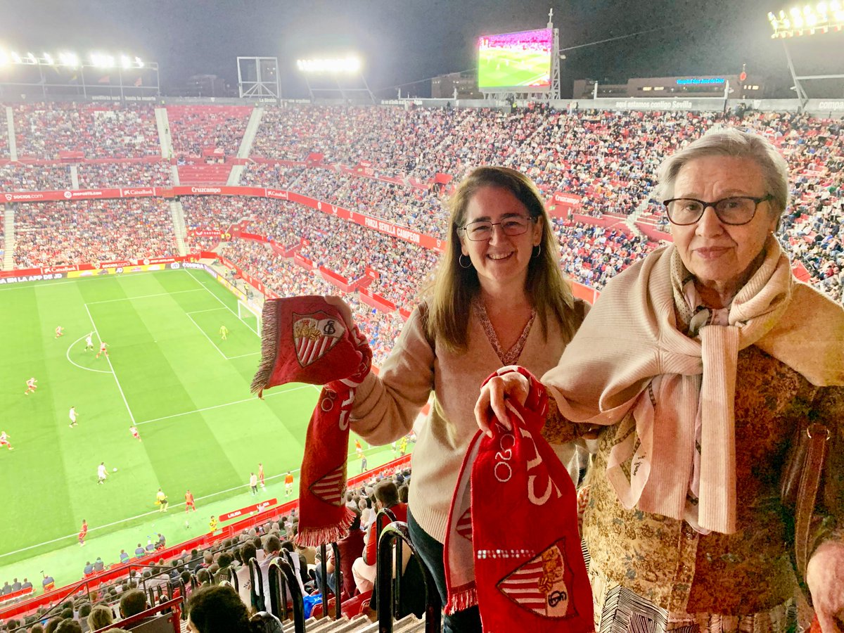 ⚪️🔴La ganadora del sorteo de dos entradas VIP, de la Residencia de las Hermanitas de los Pobres, disfrutó de la victoria local en el #SevillaFCGranada.🏟️ ➕ℹ️➡️sevillafc.es/actualidad/not… #NuncaTeRindas #FundaciónSevillaFC