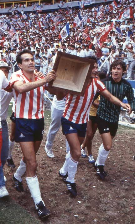 F_Quirarte's tweet photo. Felices 118 años al equipo más grande de 🇲🇽 y del mundo 

@Chivas está de fiesta 🎉

Orgulloso de poder ser parte de la historia de esta institución 🔴⚪️ https://t.co/Lc7nx7sUzc