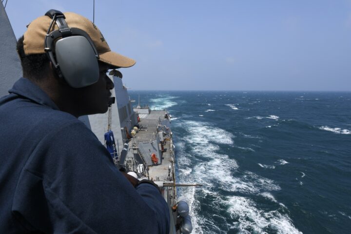 Destroyer USS Halsey Sails Through Taiwan Strait – USNI News news.usni.org/2024/05/08/des…