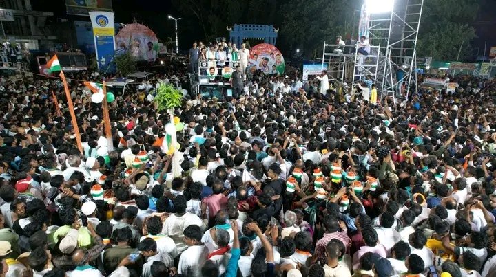 Telangana CM Revanth Reddy's road show in Nizamabad 

#LokSabhaElections2024