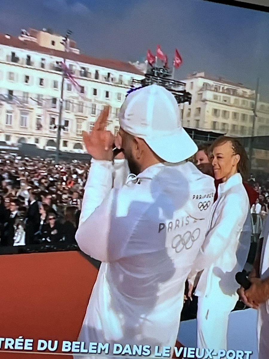 DanceAlexadance's tweet photo. Donc ça, ça représente la France ??!!  #JO2024 #FlammeOlympique 🤮 et en plus on a le droit à une chanson, la honte 😱🤡 https://t.co/S8vrjBM8qA