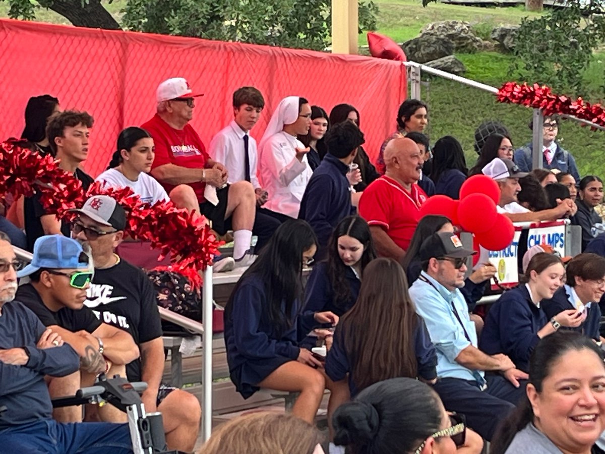 Out covering Antonian TAPPS quarterfinal softball vs Plano Prestonwood. Noon start has brought out all fans including some special fans. 1st time I’ve had a nun at 1 of my games & it brings back old memories of my Catholic school days. Need @NeilBeaz to share his Catholic…