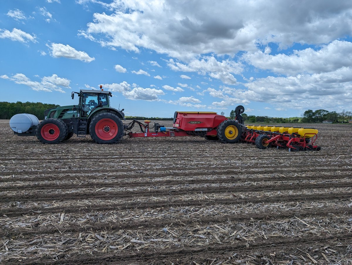WeberFarmsLTD's tweet image. Yesterday we rolled so today we could ride! All performance checks done #plant24 in full swing! #vaderstad #striptill #ontag