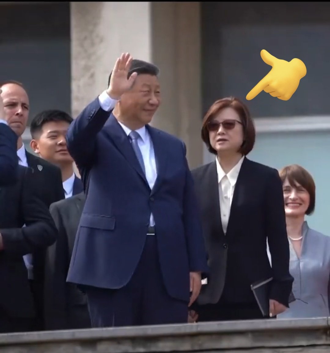 Xanav_I's tweet photo. For a while, I thought @iingwen became Xi Jinping's translator...😂😂 https://t.co/LKKgskh8IY