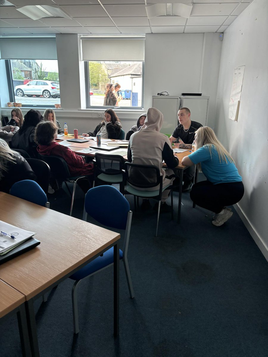 Great session with lots of discussion at @AyrshireColl The HIVE today. We discussed curiosity, risk taking behaviours, and looked at toolkits to help make decisions about the future 😀 @VickiAndrew3