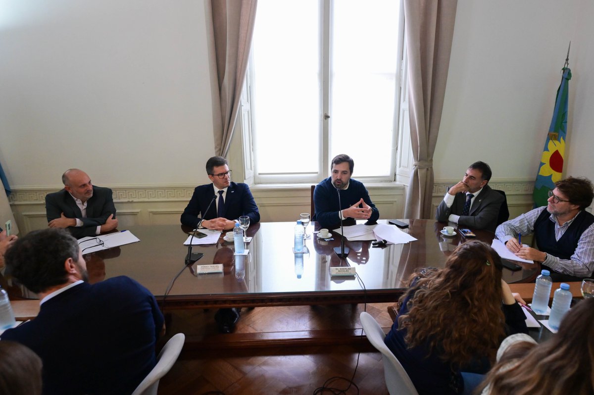 #Hoy | 🏛Se desarrolló la reunión ordinaria e informativa de la comisión de Salud Pública, presidida por el diputado @mrodriguezhur, que contó con la participación del ministro de @SaludBAP, Nicolás Kreplak, y la presencia de legisladores de distintos bloques.