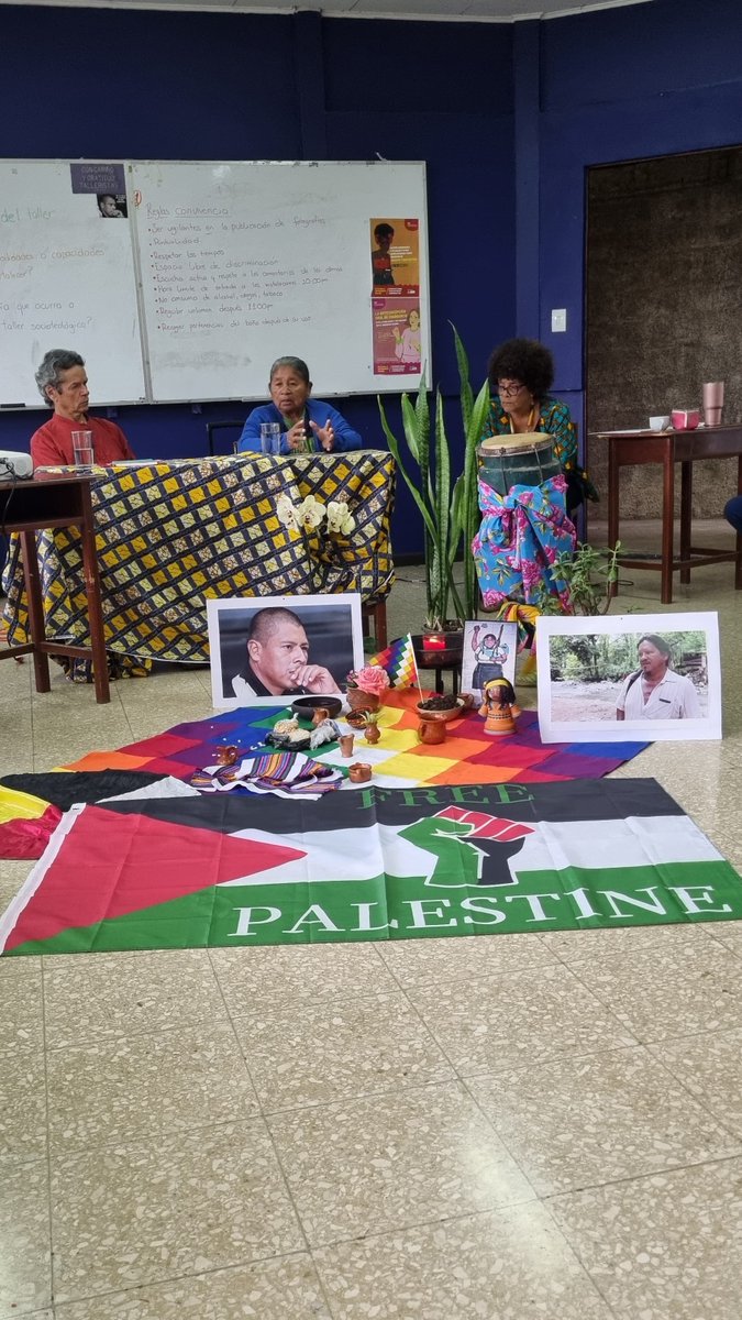 DEI_LatAm's tweet image. ✨¡Continúan las reflexiones en el TST24.!✨

Hoy conversamos sobre la relación entre Democracia, Autoritarismos y Colonialismo con la Líderesa indígena ngöbe Luisa Bejarano Montezuma, la Dra. Silvia Regina de Lima Silva directora del DEI y el Dr. Bernal Herrera Montero.
#tst24